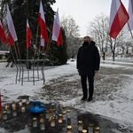 Prezydent Tadeusz Truskolaski oddaje hołd pod pomnikiem błogosławionego księdza Jerzego Popiełuszki