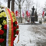 Kwiaty przy pomniku błogosławionego księdza Jerzego Popiełuszki