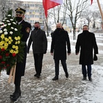 Radni składają kwiaty pod pomnikiem błogosławionego księdza Jerzego Popiełuszki