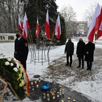Radni składają kwiaty pod pomnikiem błogosławionego księdza Jerzego Popiełuszki