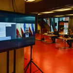 Prezydent Tadeusz Truskolaski na zdalnym ekranie podczas posiedzenia Rady Miasta