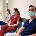 Pracownicy medyczni siedzą w poczekalni