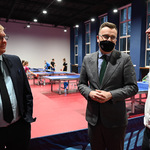 Zastępca prezydenta Rafał Rudnicki z przedstawicielami ZSR na sali gimnastycznej