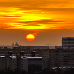 Zachód słońca nad blokami mieszkalnymi (panorama)