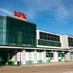 Budynek KPK z zamontowanymi panelami fotowoltaicznymi