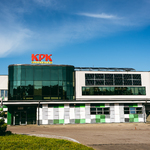 Panele fotowoltaiczne zamontowane na budynku KPK od frontu