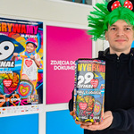 Wolontariusz w zielonej peruce trzymający puszkę WOŚP