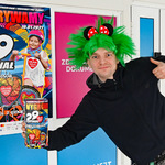 Wolontariusz z zielonymi włosami i puszką, promujący akcję WOŚP