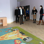 Przedstawiciele władz miasta i Żłobka Nr 3 podczas wizytacji w sali z kolorowym dywanem