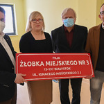 Zastępcy prezydenta Białegostoku i przedstawiciele żłobka trzymający tablicę z nazwą placówki