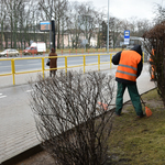 Pracownik sprzątający chodniki w centrum miasta