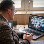 Zastępca prezydenta Rafał Rudnicki podczas trwania konferencji online