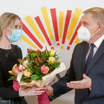 Prezydent Tadeusz Truskolaski wręczający kwiaty