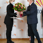 Prezydent Tadeusz Truskolaski wręczający wyróżnienie i kwiaty Natalii Maliszewskiej
