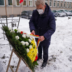 Prezydent Tadeusz Truskolaski składający kwiaty