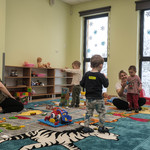 Dzieci podczas zabawy z opiekunkami na sali