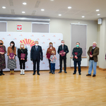 Prezydent Białegostoku Tadeusz Truskolaski i stypendyści pozują do wspólnego zdjęcia