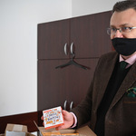 Zastępca prezydenta Rafał Rudnicki pokazuje grę 