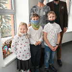Białostoczanka, trójka dzieci i zastępca prezydenta Rafał Rudnicki pozują do wspólnego zdjęcia