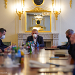 Prezydent Tadeusz Truskolaski podczas spotkania sztabu kryzysowego