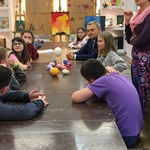 Prezydent Tadeusz Truskolaski i dzieci na wspólnych zajęciach plastycznych