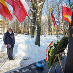 Prezydent Tadeusz Truskolaski oddaje hołd pod pomnikiem