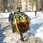 Prezydent Tadeusz Truskolaski w asyście strażnika miejskiego składa kwiaty
