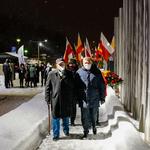 Prezes Tadeusz Chwiedź i prezydent Tadeusz Truskolaski idą złożyć kwiaty