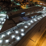 Widok z drona na pięknie podświetlone Muzeum Pamięci Sybiru