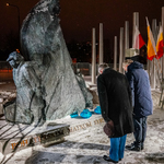 Prezydent Tadeusz Truskolaski i prezes Tadeusz Chwiedź pod Pomnikiem Matki Sybiraczki oddają hołd