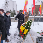 Zastępca prezydenta Przemysław Tuchliński i prezes Tadeusz Chwiedź składają kwiaty pod Pomnikiem-Grobem Nieznanego Sybiraka