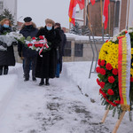 Uczestnicy idą złożyć kwiaty pod Pomnikiem-Grobem Nieznanego Sybiraka