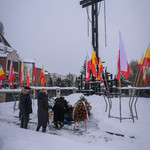 Uczestnicy składają kwiaty pod Pomnikiem-Grobem Nieznanego Sybiraka