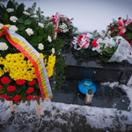Kwiaty i znicze pod Pomnikiem-Grobem Nieznanego Sybiraka