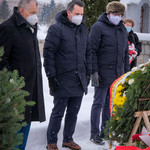 Zastępca prezydenta Przemysław Tuchliński i prezes Tadeusz Chwiedź oddają hołd pod Pomnikiem-Grobem Nieznanego Sybiraka