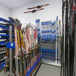 Narty i buty narciarskie w wypożyczalni sprzętu sportowego