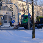 Pług odśnieża ulicę w centrum miasta