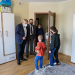 Prezydent Tadeusz Truskolaski i zastępca prezydenta Zbigniew Nikitorowicz odwiedzają dzieci