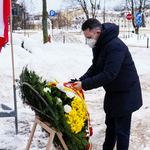 Zastępca prezydenta Przemysław Tuchliński składający wieniec przed pomnikiem Żołnierzom Armii Krajowej