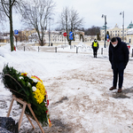 Zastępca prezydenta Przemysław Tuchliński oddający hołd przed pomnikiem Żołnierzom Armii Krajowej