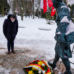 Zastępca prezydenta Przemysław Tuchliński oddający hołd przed pomnikiem Danuty 
