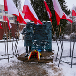 Wieniec, a także biało-czerwone flagi przy pomniku Danuty 