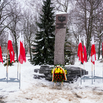 Wieniec, a także biało-czerwone flagi przy pomniku Żołnierzy Armii Krajowej