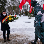 Zastępca prezydenta Przemysław Tuchliński składający wieniec przed pomnikiem Danuty 