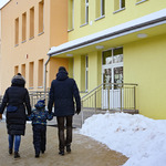Rodzice prowadzący dziecko do przedszkola