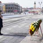 Prezydent Tadeusz Truskolaski oddający hołd przed pomnikiem Marszałka Józefa Piłsudskiego