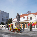 Kwiaty oraz asysta honorowa Wojska przy pomniku Marszałka Józefa Piłsudskiego