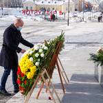 Przewodniczący Łukasz Prokorym składający kwiaty przed pomnikiem Marszałka Józefa Piłsudskiego
