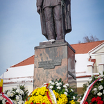 Kwiaty przed pomnikiem Marszałka Józefa Piłsudskiego