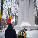 Zastępca Prezydenta Przemysław Tuchliński przed Pomnikiem na Cmentarzu Wojskowym